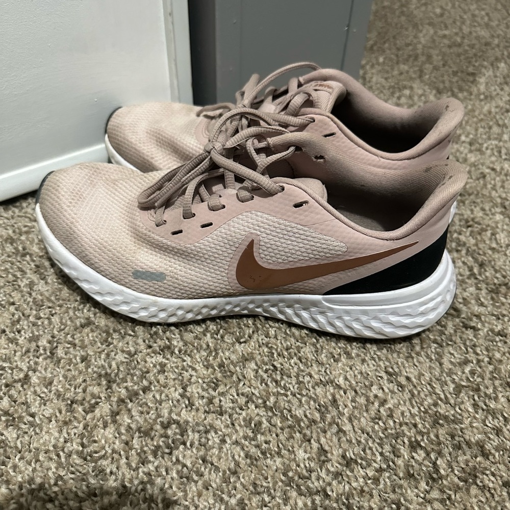 Women’s tennis shoe